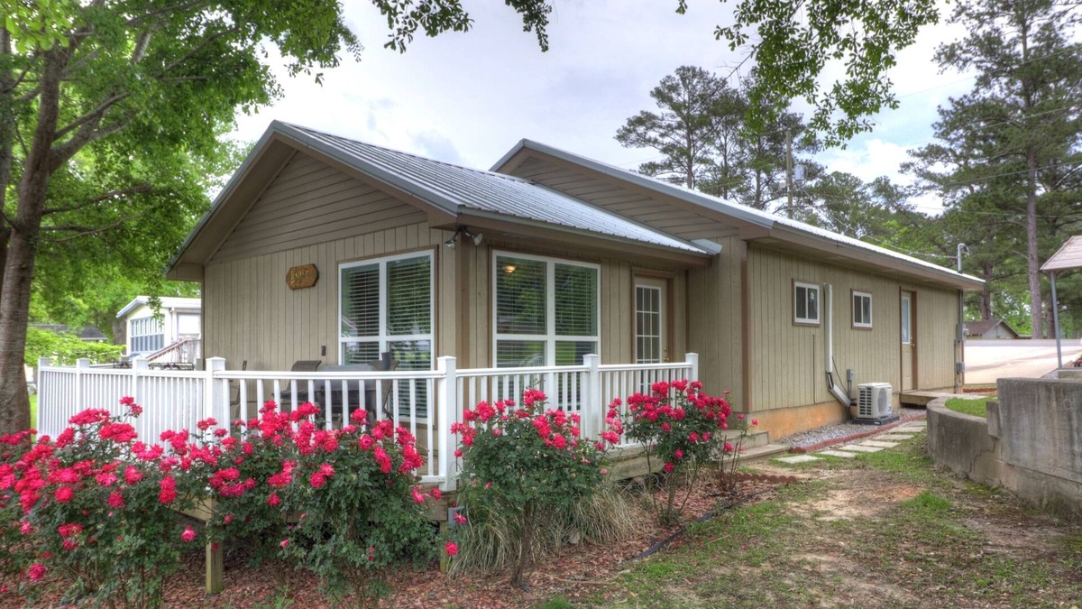 Jacksons' Gap Cottage | Cute Cottage 1/2 mile from boat launch just off 280. Pier, fire pit, deck, PETS
