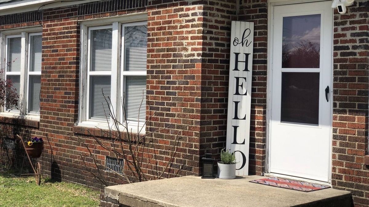 Mena Cottage | Cute Cottage by Janssen Park and Downtown Mena