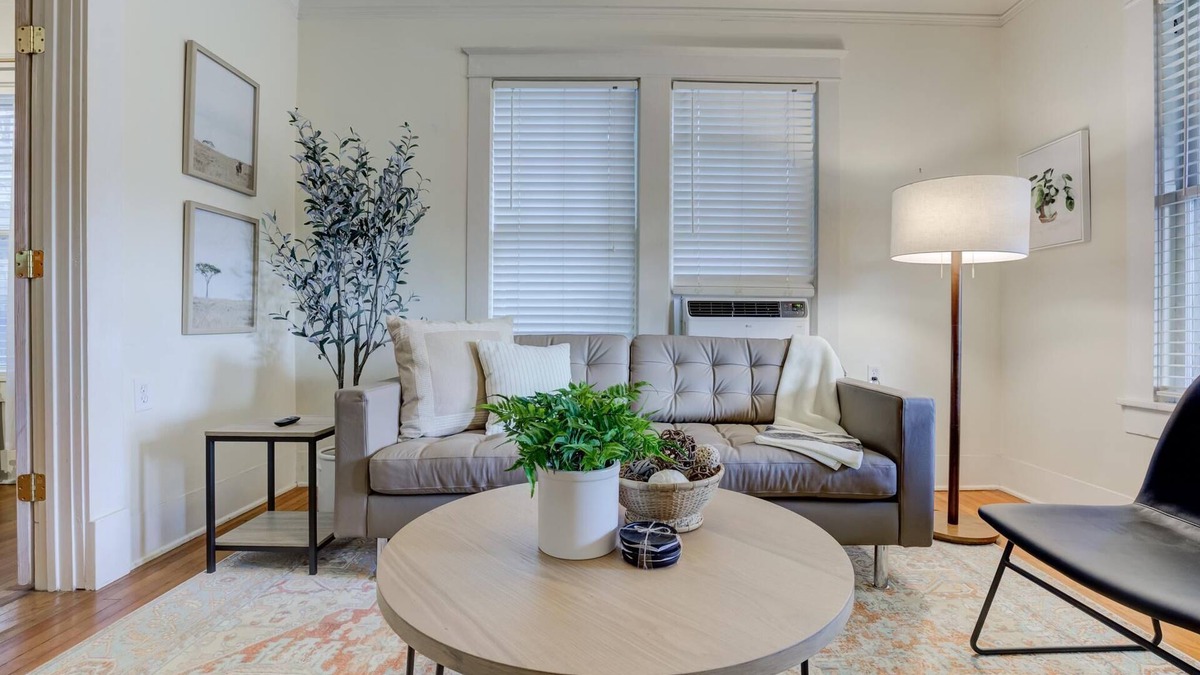 Memphis Cottage | Cute Cottage, Walk to Overton Park & Memphis Zoo