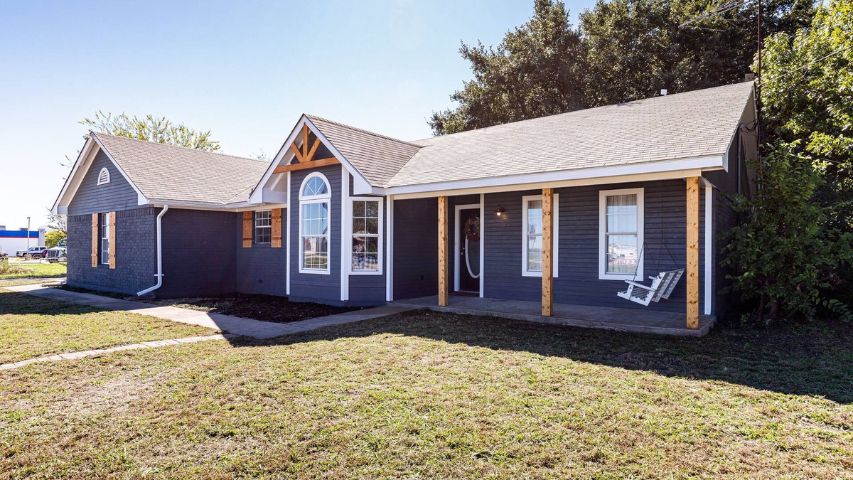 Crawford House | Cute Country Home Minutes From Magnolia & Baylor