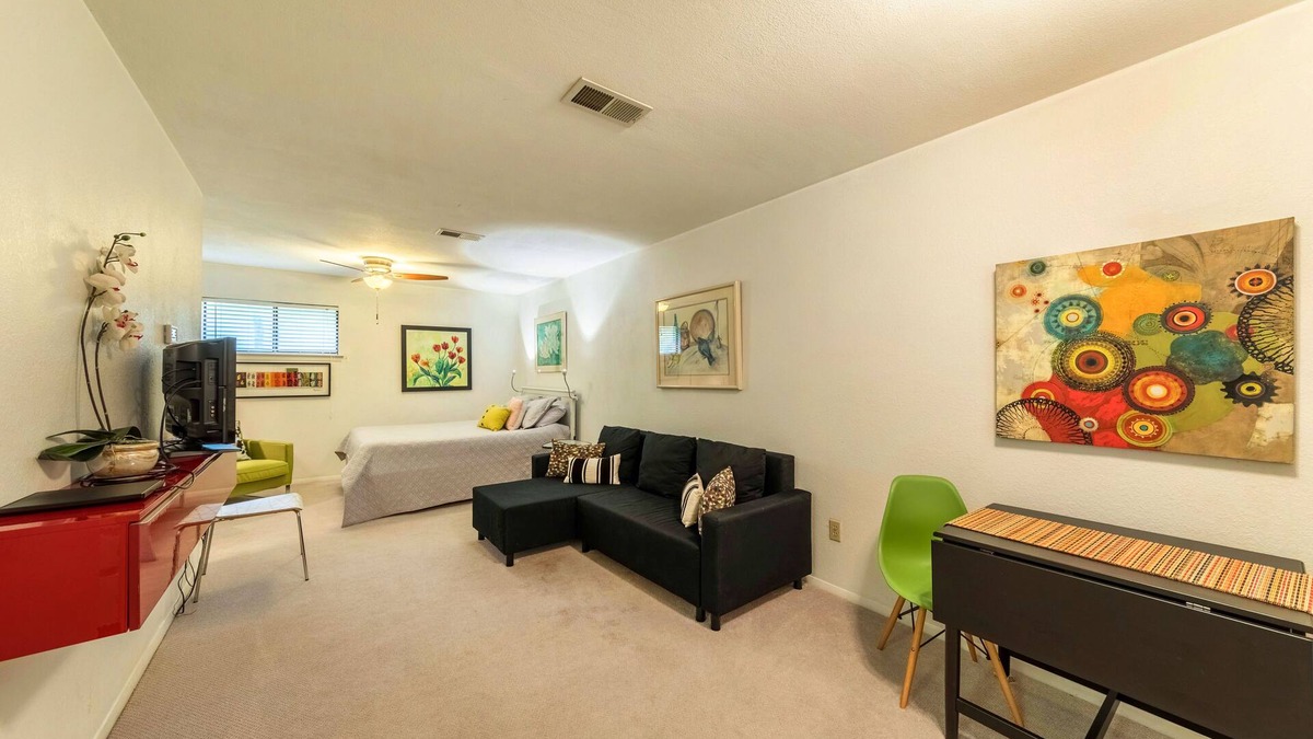 Hyde Park Condo | Cute, Cozy and Quiet Studio just north of UT and Downtown.