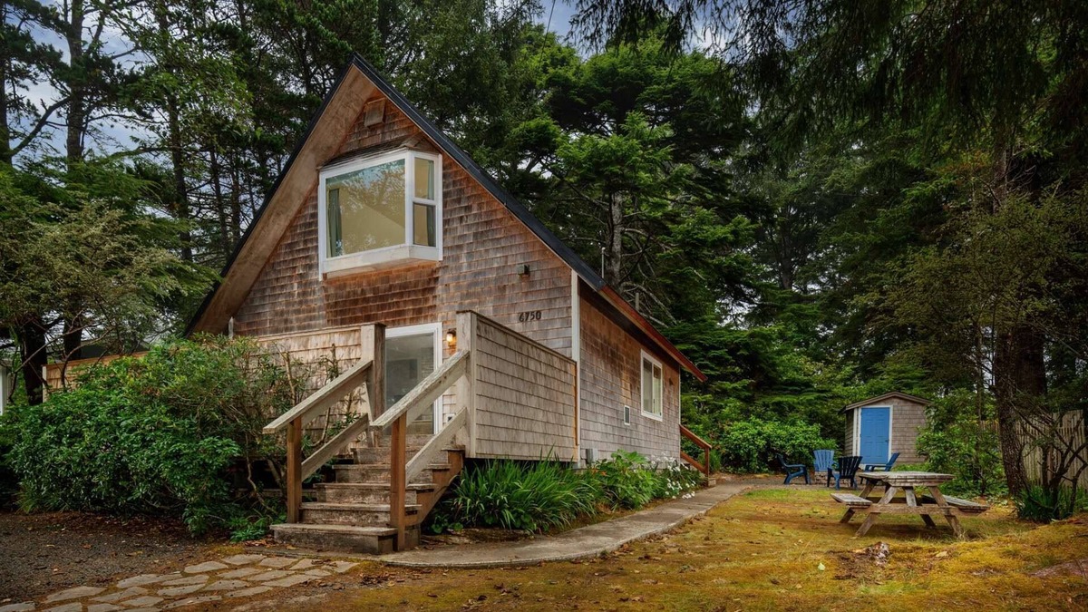 Gleneden Beach House | Cute & Cozy Cottage, *Pet Friendly* Walk to Beach W/Jacuzzi Fire-Pit in Wooded Setting