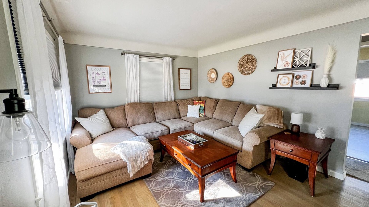 Royal Oak House | Cute & cozy family-friendly Royal Oak ranch close to downtown and highways!