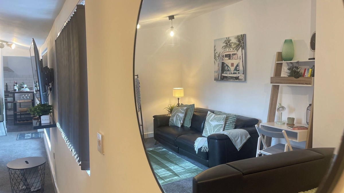 Wolverhampton Apartment | Cute+cozy Guesthouse for 2 +secure Offroad Parking