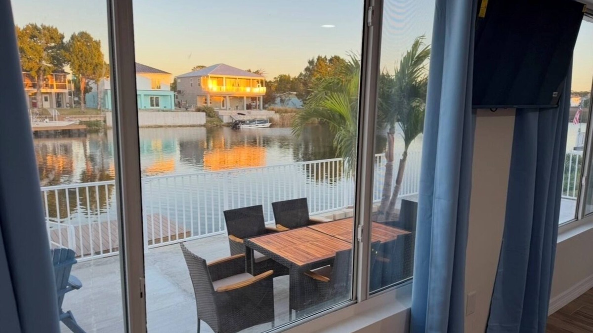 Spring Hill House | Cute & Cozy home/Waterfront/Pool Table!