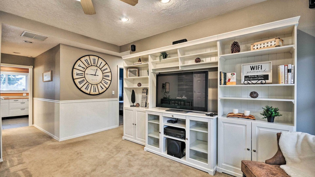 Boring House | Cute & Cozy PDX Area Townhouse: 31 Mi to Mt. Hood!