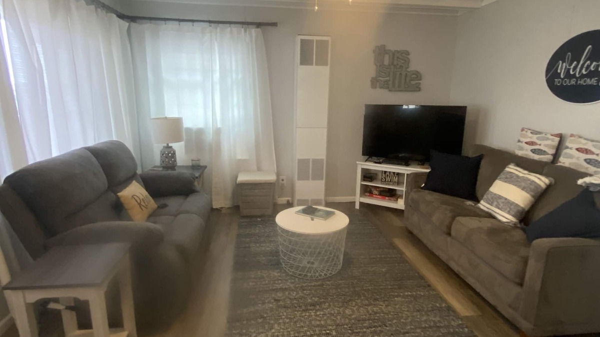 Prudenville Cottage | Cute, cozy, updated cottage just steps from gorgeous Houghton Lake