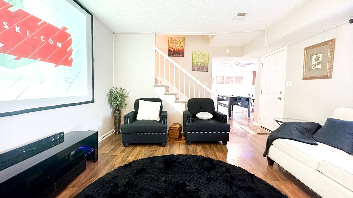 Lexington House | Cute Crib with Wide Screen Home Theater and Games
