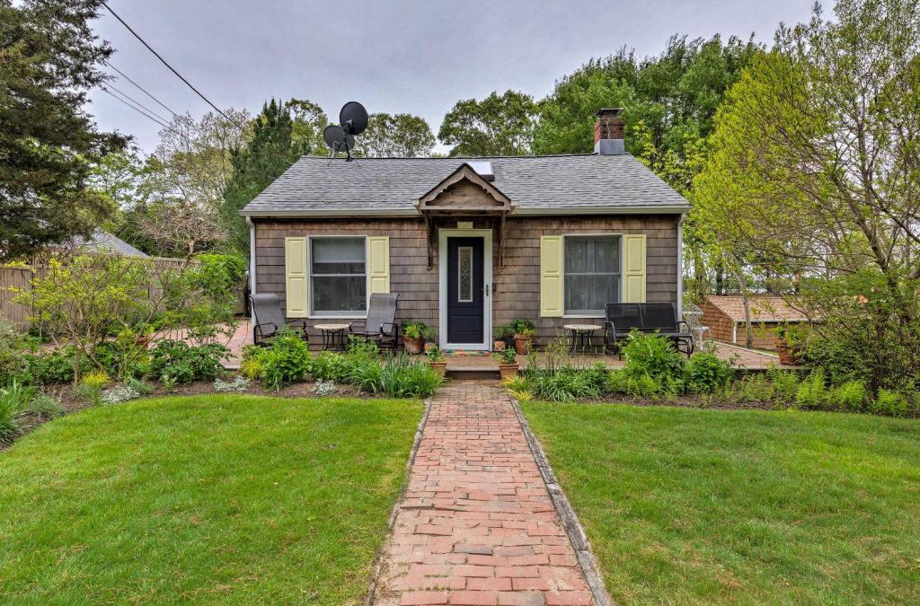 Springs House | Cute East Hampton Cottage with Patio - Walk to Beach
