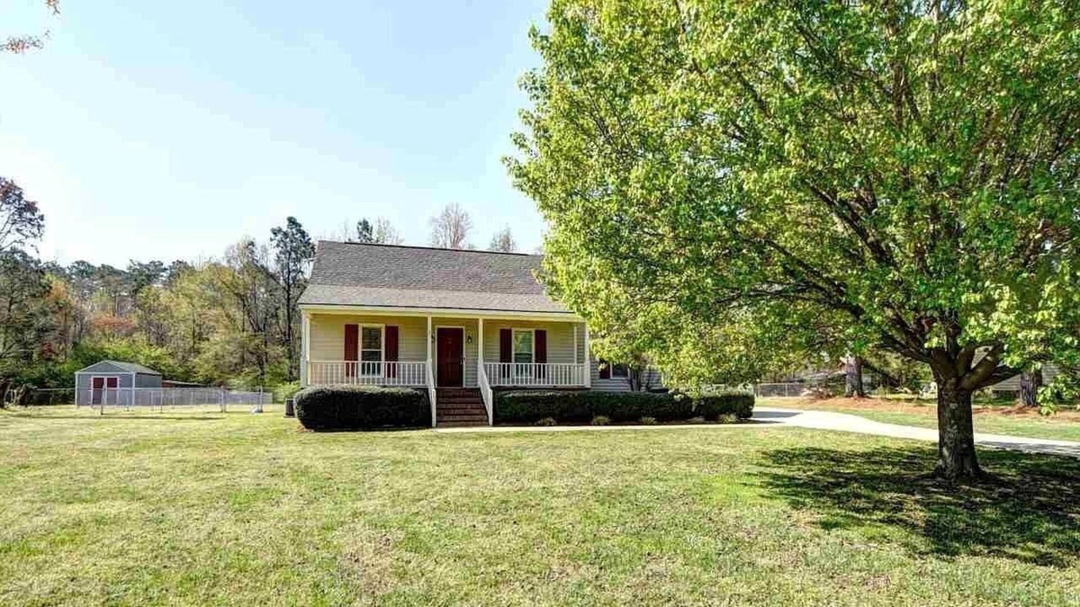 Johnston County House | Cute, family-friendly, country bungalow