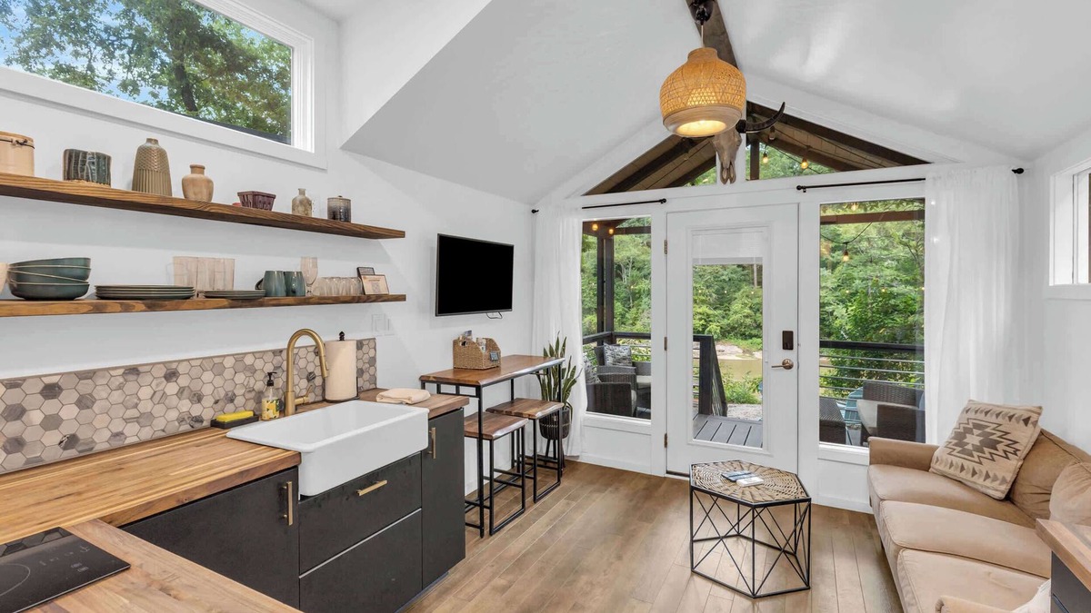 Greenville Cabin | Cute Getaway on River - 6 Minutes to Greenville