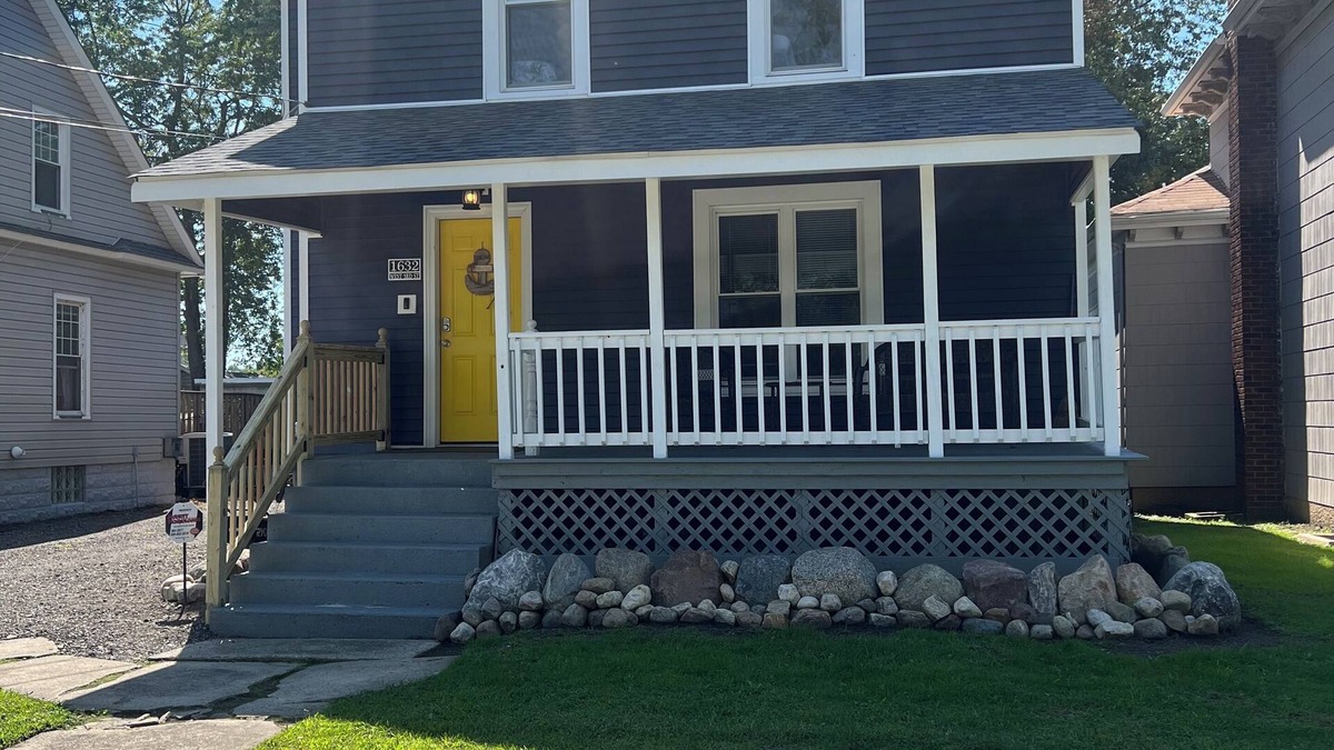 Ashtabula House | Cute Harbor Home close to the Lake, Beach & Bridge St
