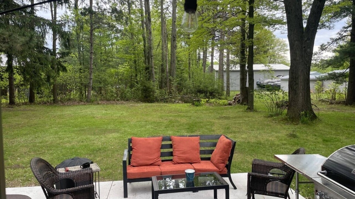 Waupaca House | Cute home across the street from full rec-Chain O Lakes Waupaca