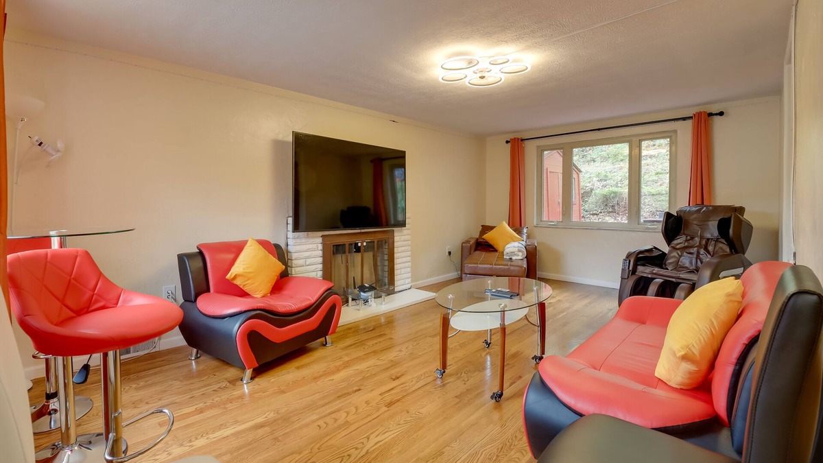 Mount Lebanon House | Cute Home w/Patio ~ 7 Mi to Dtwn Pittsburgh