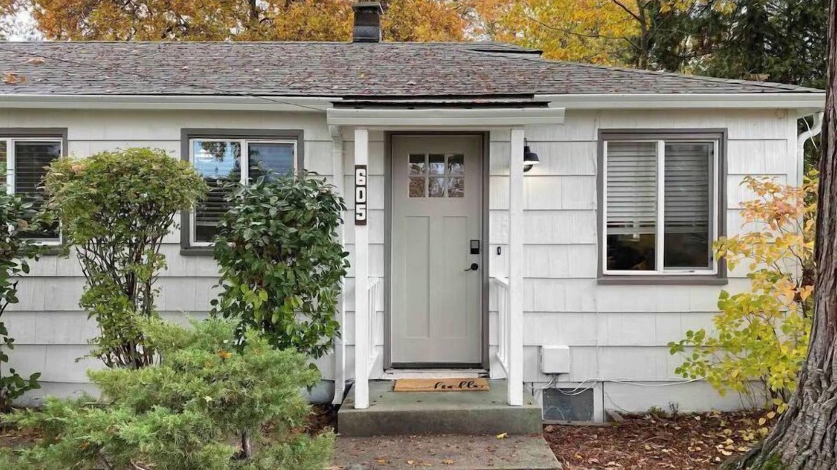 Grants Pass House | Cute Home with fully fenced yard Hot Tub and Fire Pit.