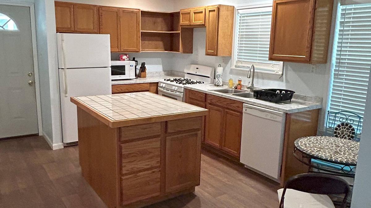 Longtown House | Cute house close to Eufaula Lake! Room to park a boat!