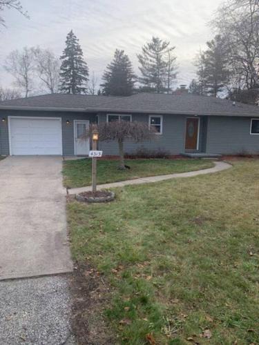 Saginaw House | Cute house in quiet neighborhood