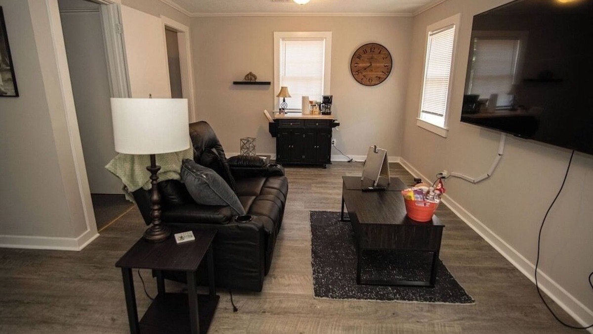 Columbus Apartment | Cute Little Lake Bottom Cottage Apartment