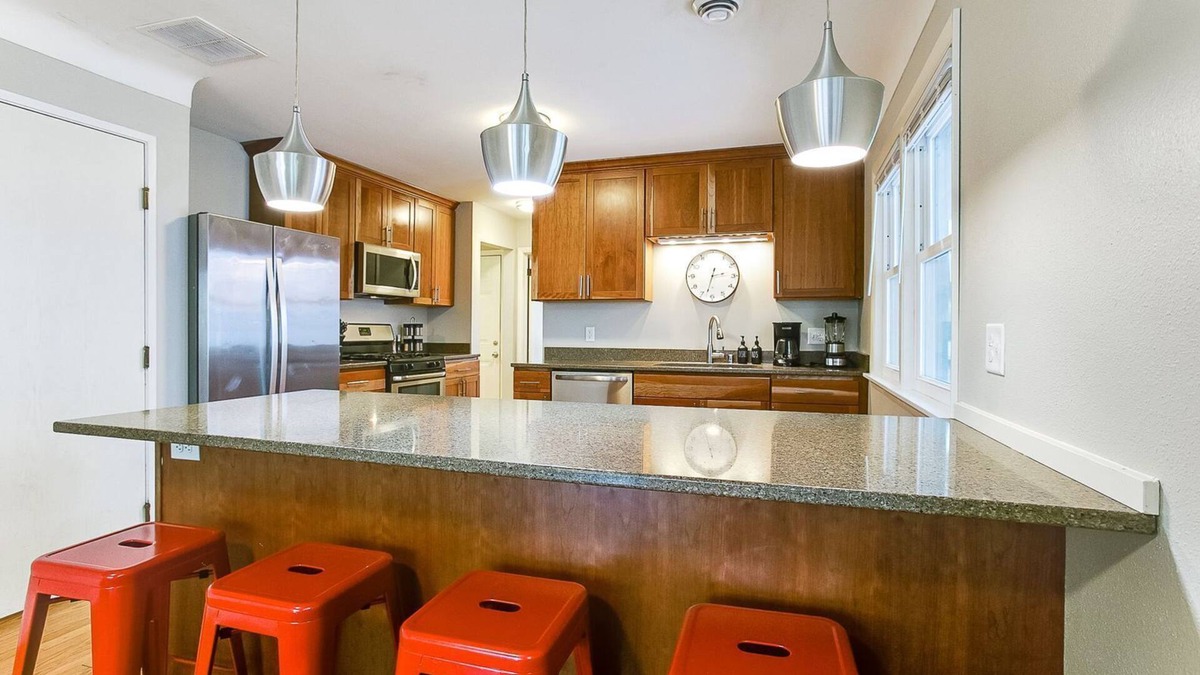 Merriam Park Apartment | Cute midcentury apartment, easy walk to restaurants and light rail