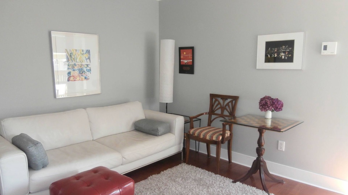 Lower Lonsdale House | Cute n' Cozy for Solo guest, near seabus & Lower Lonsdale