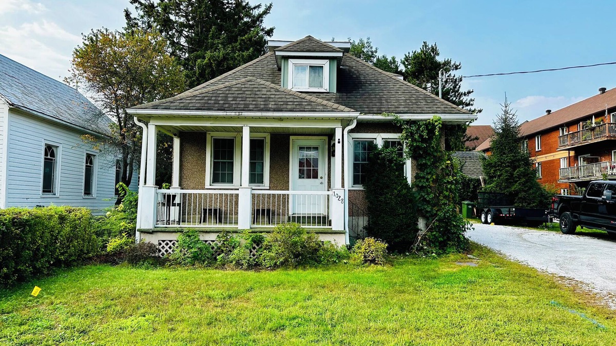 Pembroke House | Cute old farmhouse, located within the city. Recently updated.