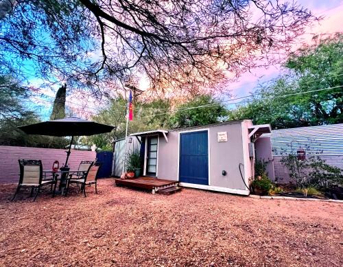 Peter Howell House | Cute Peaceful Tiny House Getaway w Backyard - Low Summer Rates!