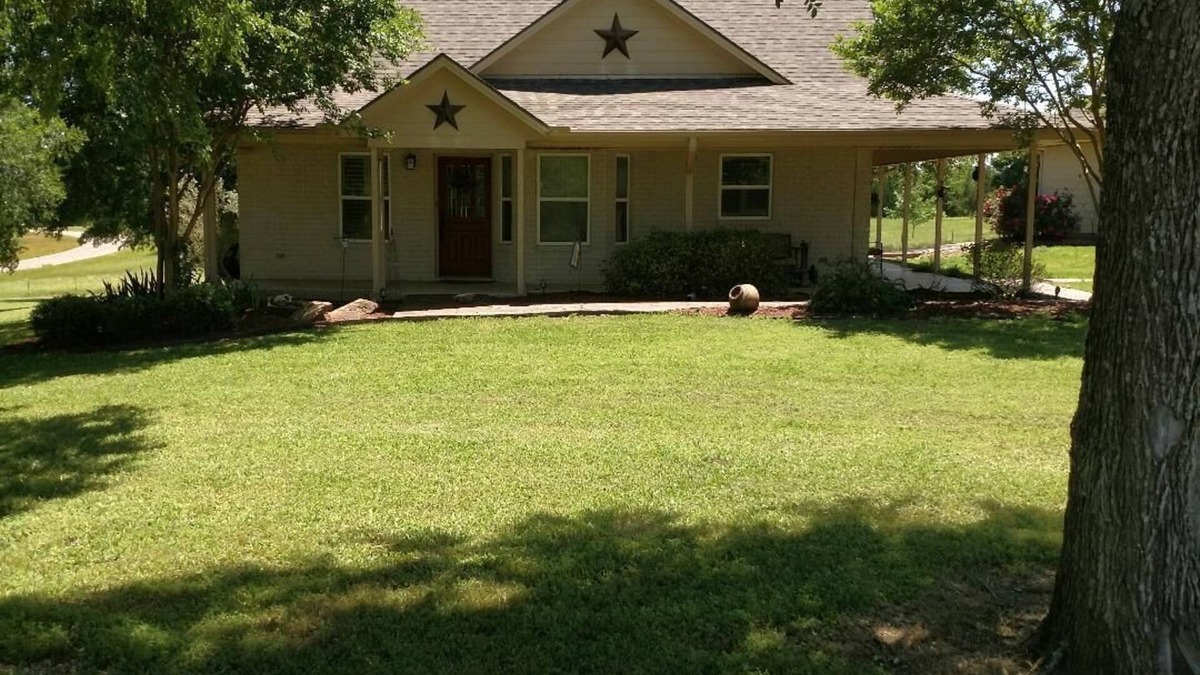 Bryan House | CUTE QUIET COTTAGE NESTLED IN THE TREES