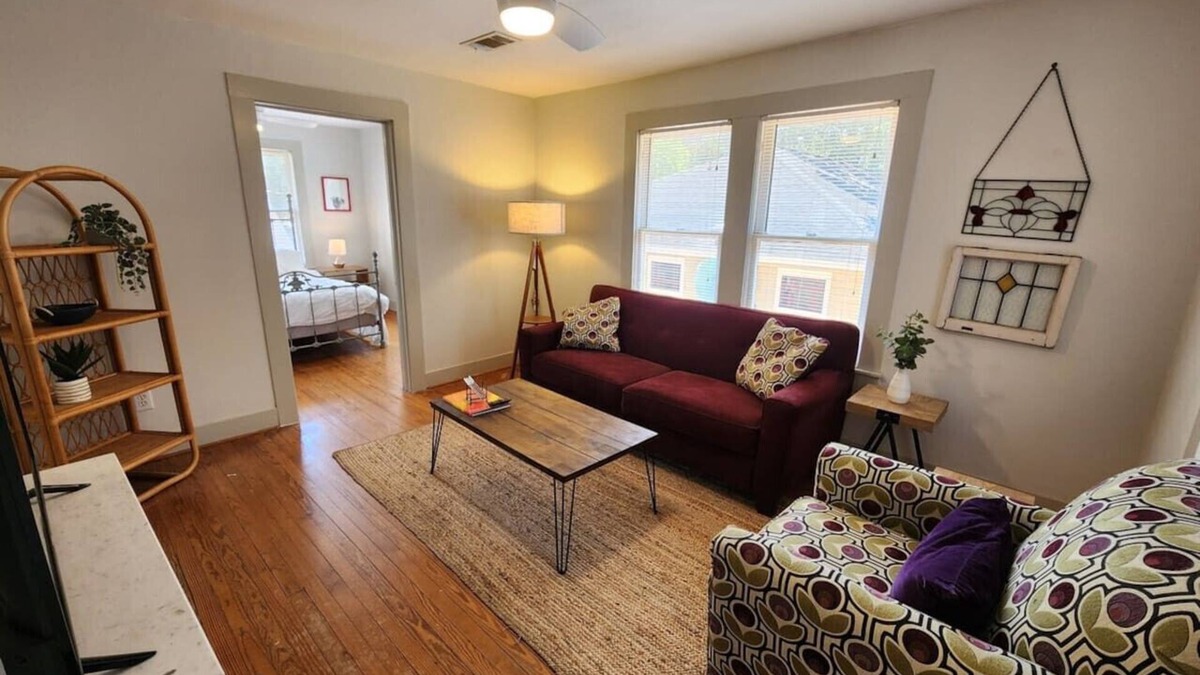 Woodland Heights House | Cute & Quiet Garage Apt Home
