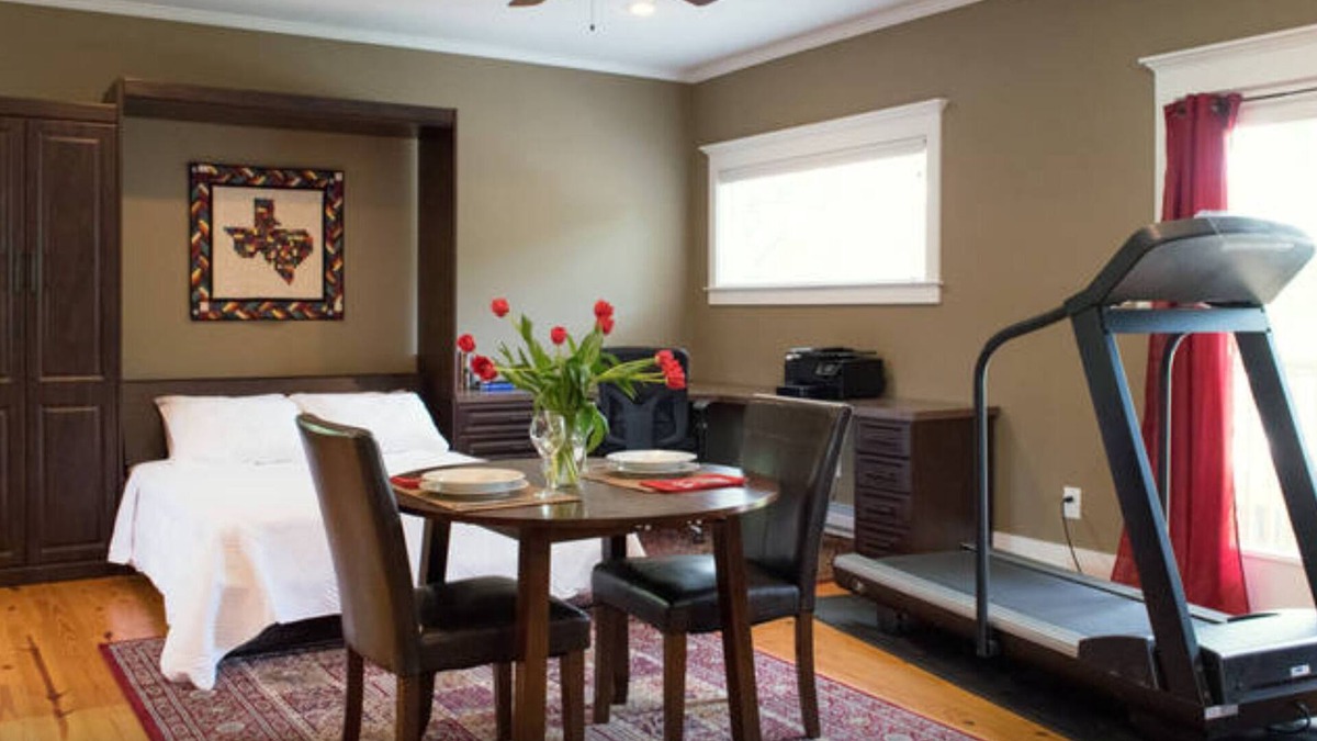 Greater Heights Apartment | Cute quiet studio - near downtown- pool and spa