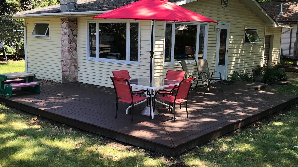 Silver Lake Cottage | CUTE RETRO cabin, RELAX here, AC, Lake view, big yard, assoc. dock, pet friendly