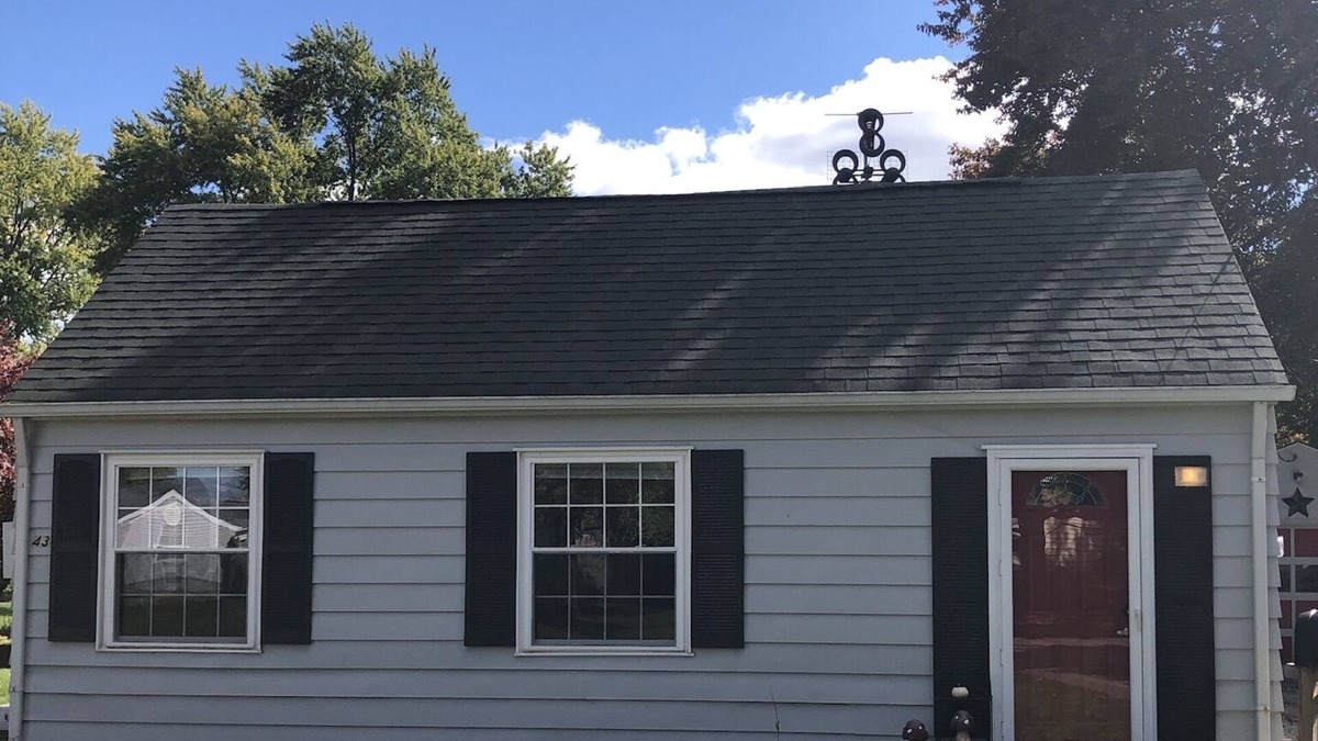 Massillon Cottage | Cute retro stay with vintage kitchen, fenced yard, new king sized bed