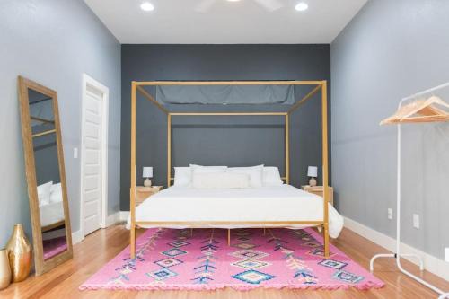 St. John - Coronado Hills House | Cute Studio with King Bed - Prime Location