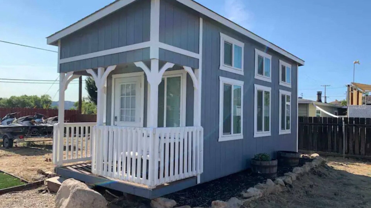 Lakeside House | Cute Tiny House in Lakeside