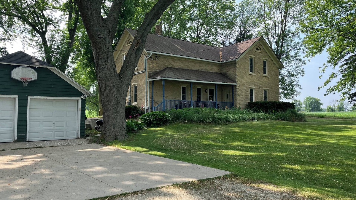 Tisch Mills House | Cute upper unit in the country 21 miles from Green Bay and NFL 2025 draft!