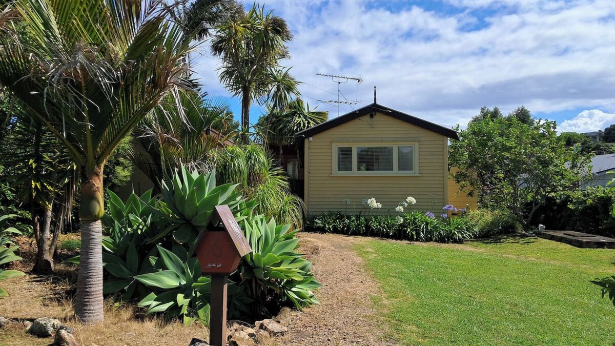 Oneroa Cottage | Cute wee bach within walking distance of beaches and village