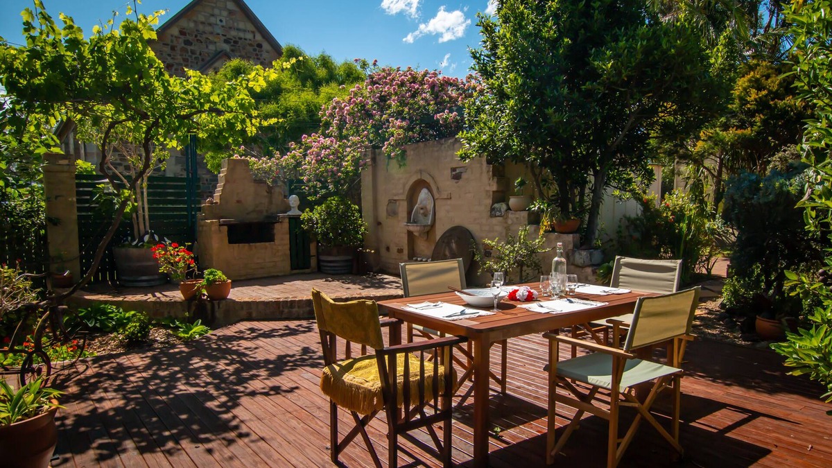 Milton House | Cutest Cottage in heart of Milton - Queen Bee (and dog friendly too!)