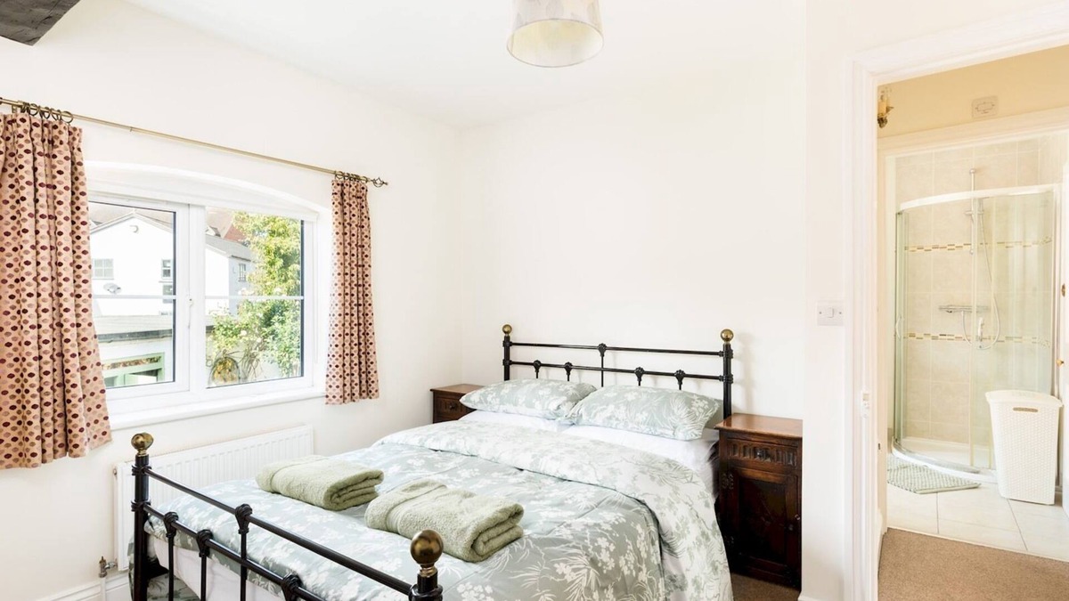 Warwick Town Centre House | CV34 4JD 20 St Nicholas Church Street · Cosy 2 Bed, Central Warwick & Parking | Pass The Keys