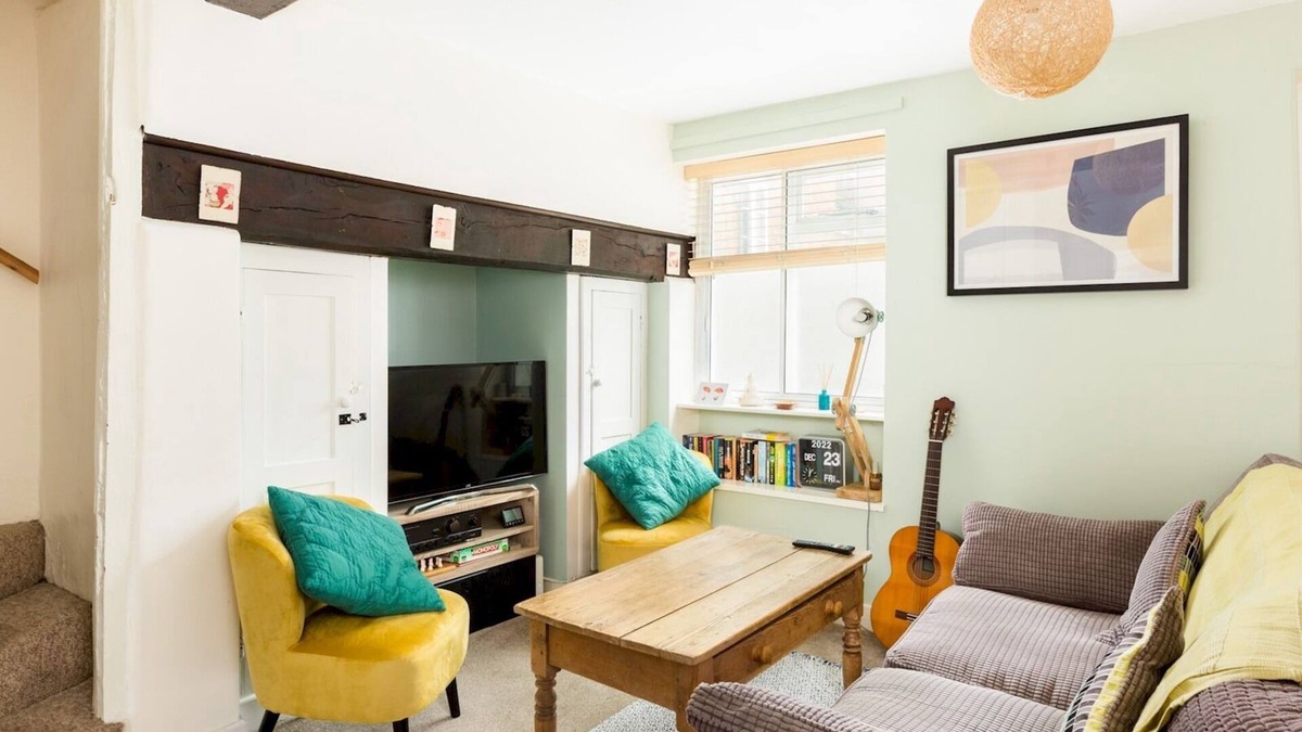 Warwick Town Centre House | CV34 4ST 23 The Butts Warwick · Traditional 2 Bed Cottage, Central Warwick | Pass The Keys