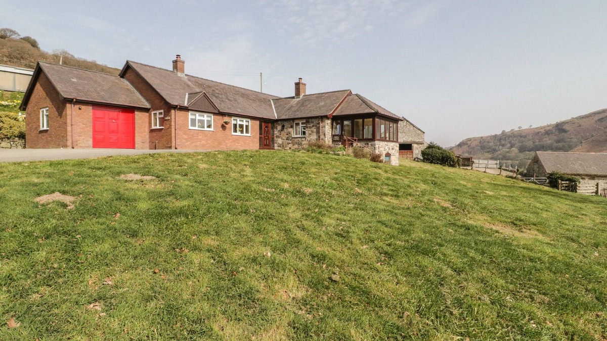 St George Cottage | CWM HEULOG, family friendly, with open fire in Llanfair Talhaiarn