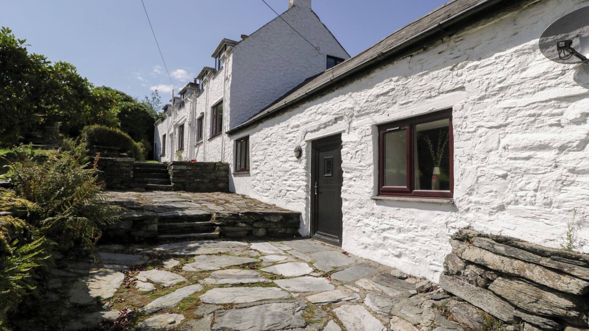 Rhiwbryfdir Cottage | CWM, pet friendly, character holiday cottage in Capel Curig