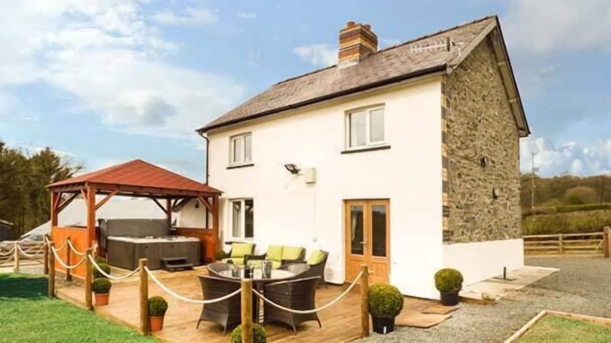 Llandrindod Wells House | CWMCELYN, family friendly, luxury holiday cottage in Rhayader