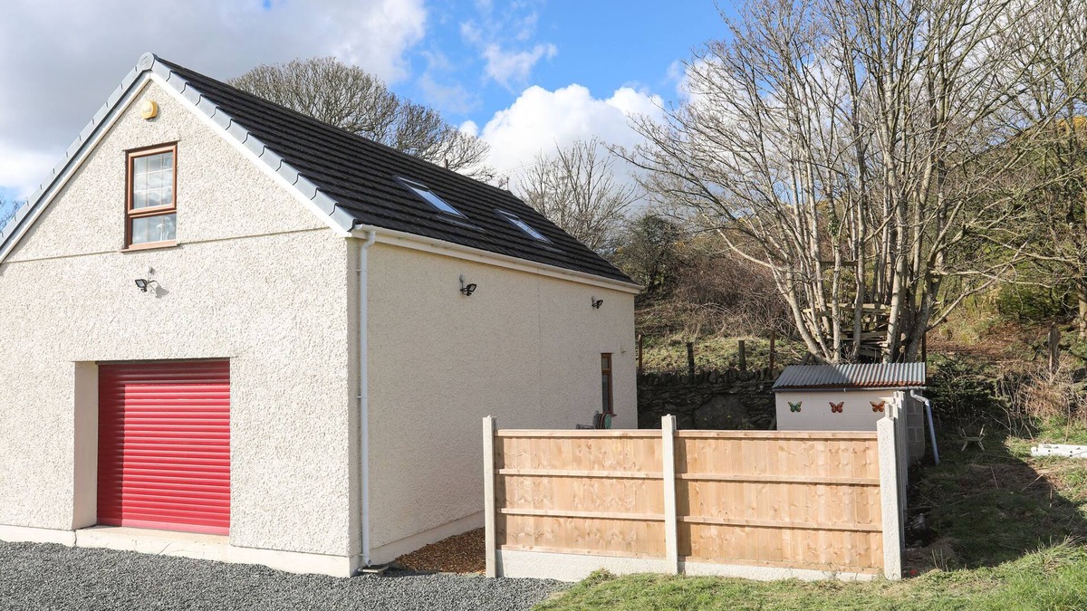 Llangefni House | CWT CI, romantic, country holiday cottage, with a garden in Llangefni