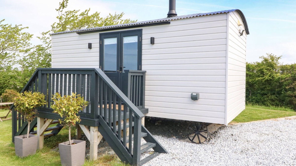 Llanfachraeth Cottage | CWT Y RHOS, pet friendly, character holiday cottage in Valley
