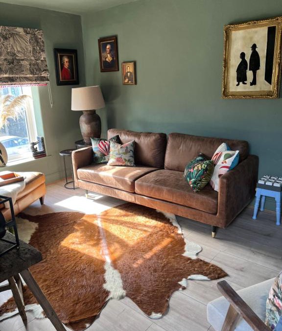 Llantrisant House | CWTCH COTTAGE Llantrisant 2 bed home - sleeps 4
