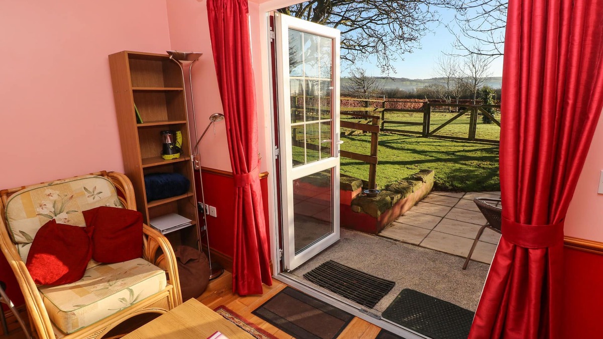 Banc-y-felin Cottage | CWTCH COWIN, pet friendly, country holiday cottage in Bancyfelin
