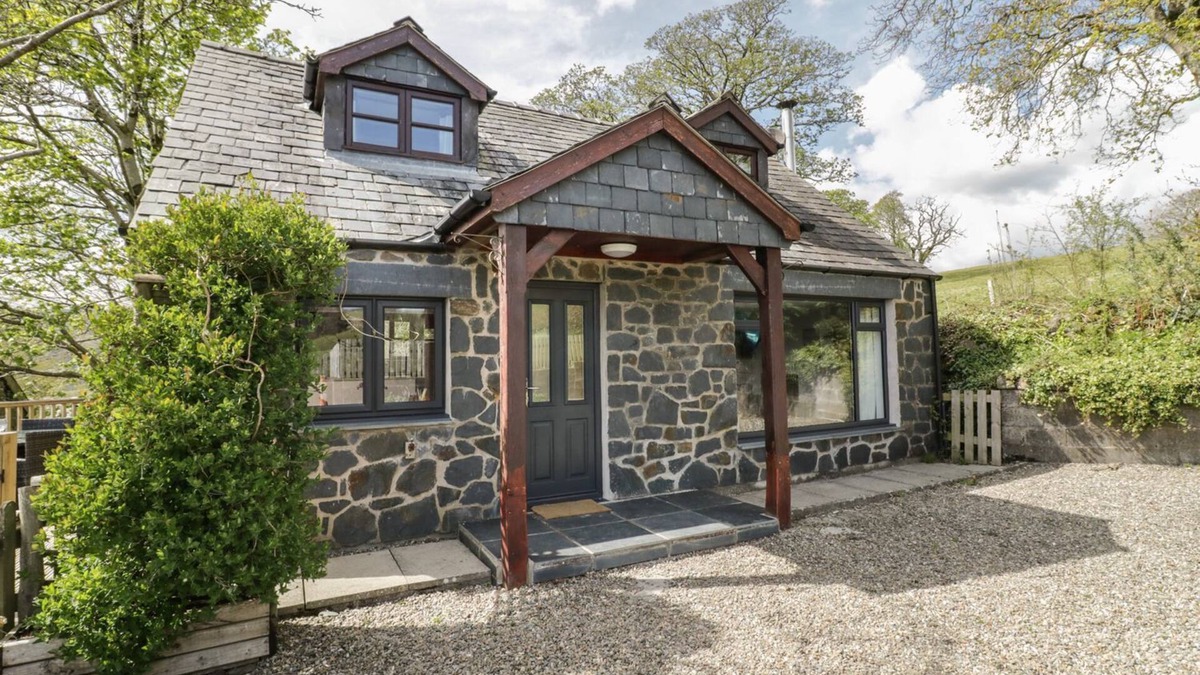 Bala House | CYFFDY COTTAGE - ARAN, pet friendly, with open fire in Parc