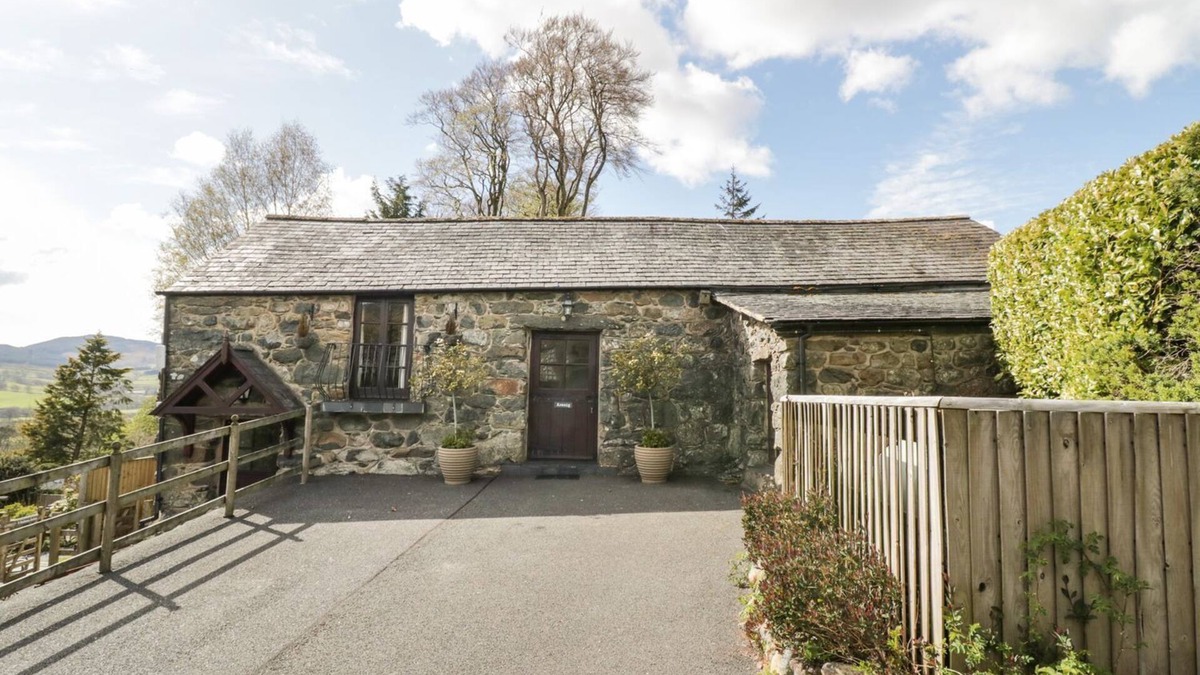 Bala Cottage | CYFFDY COTTAGE - ARENIG, pet friendly, with open fire in Parc
