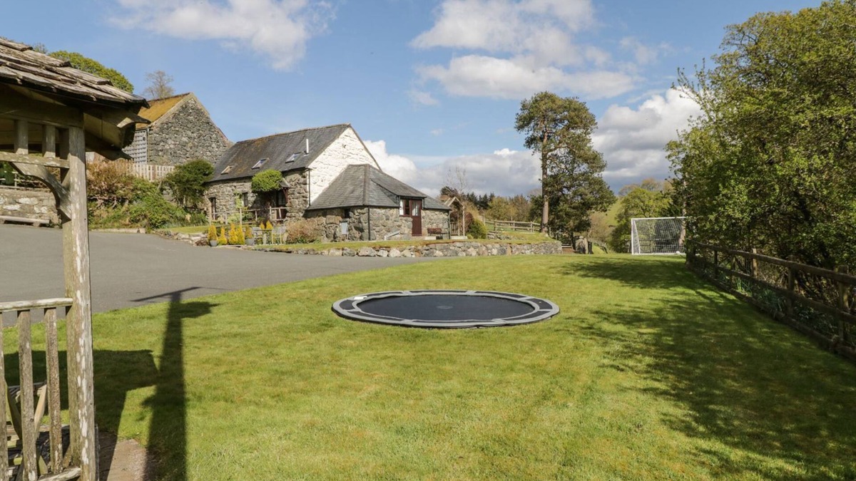 Bala Cottage | CYFFDY COTTAGE - TEGID, pet friendly, with open fire in Parc