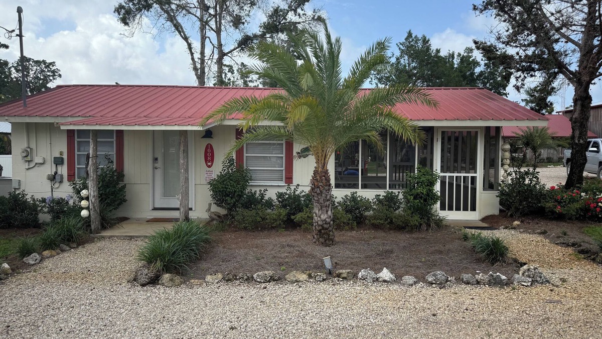 Steinhatchee Cottage | Cypress Crab Cottage in Steinhatchee! 1 bed, 1 bath, screen porch, full kitchen