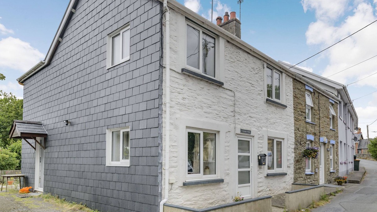 Tre Taliesin House | CYSGOD Y COED, pet friendly, character holiday cottage in Tre'r Ddol